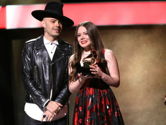 Adele cae y se levanta como leyenda al ser la gran ganadora de los Grammy 2017