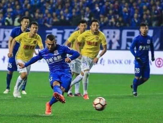 Carlos Tevez marcó en su debut en la Super League con el Shanghai Shenhua