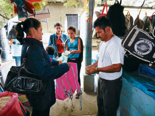Padres de familia de Danlí se quejan por altos costos de útiles escolares