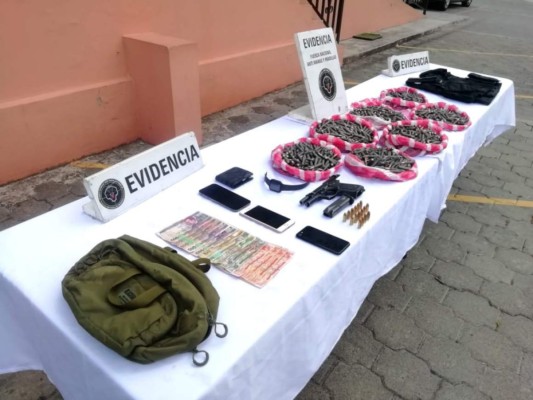 Caen presuntos traficantes de municiones y armas, entre ellos un elemento de seguridad del Estado