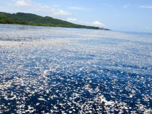 Isla de basura en Mar Caribe hondureño resalta y causa alarma en el mundo
