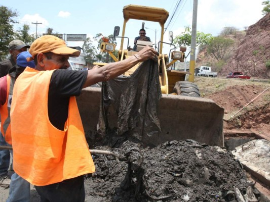 Unos 50 pantalones jeans fueron encontrados en la tubería