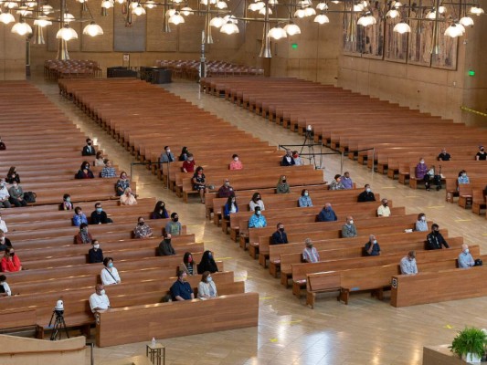 California relaja límites de capacidad para servicios religiosos