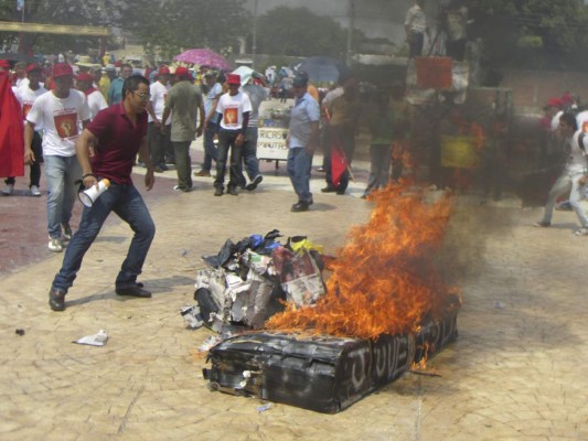 Queman ataúdes en marcha laboral en Choluteca