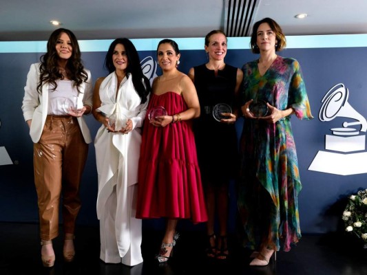 Joy Huerta, del dúo pop Jesse y Joy, celebra cumpleaños con premio de la Academia Latina