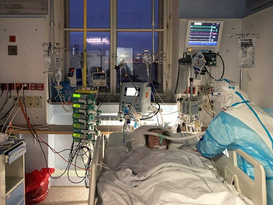 Personas que sufrieron covid-19 tienen al menos un síntoma seis meses después