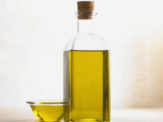 Muchos catalogan al aceite de oliva como el 'oro líquido' por su efectividad en varios aspectos. Foto: Pixabay