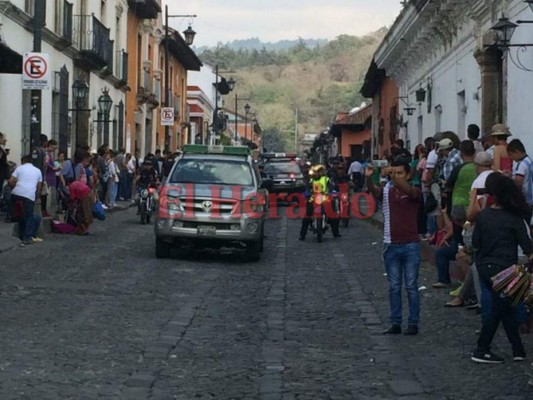 Guatemaltecos dan su adiós póstumo al expresidente Alvaro Arzú