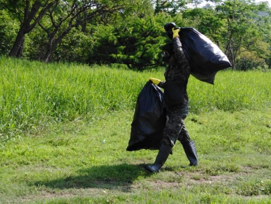 Guardia de Honor Presidencial realiza trabajos de limpieza en la represa Los Laureles