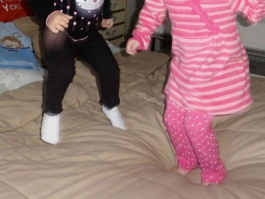 Niña muere al caer por una ventana mientras brincaba en la cama