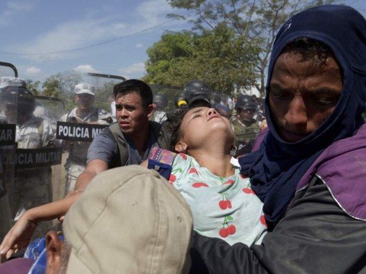 A punta de toletazos y gas lacrimógeno, México impide paso a migrantes