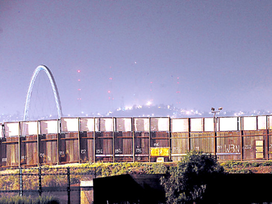 Legisladores prometen construir muro fronterizo