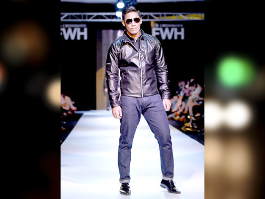 Ropa varonil que evoca la moda de los 30 y 70 en el Fashion Week Honduras 2012