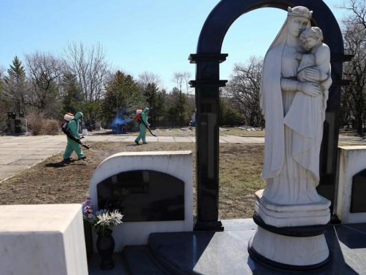 FOTOS: El coronavirus pone a prueba a los cementerios de Nueva York