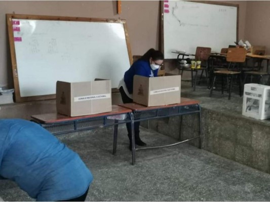 Primera Dama, Ana García de Hernández, ejerce el sufragio en Lempira