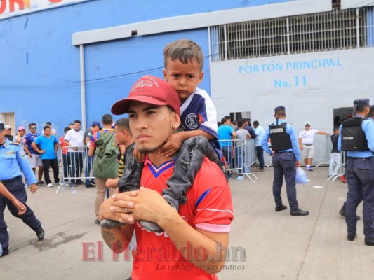 Aficionados de Olimpia y Motagua comienzan a llenar el Estadio Nacional