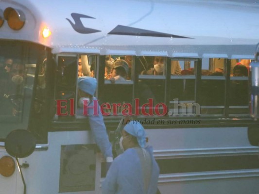 FOTOS: Para evitar Covid-19, hondureños deportados fueron aislados