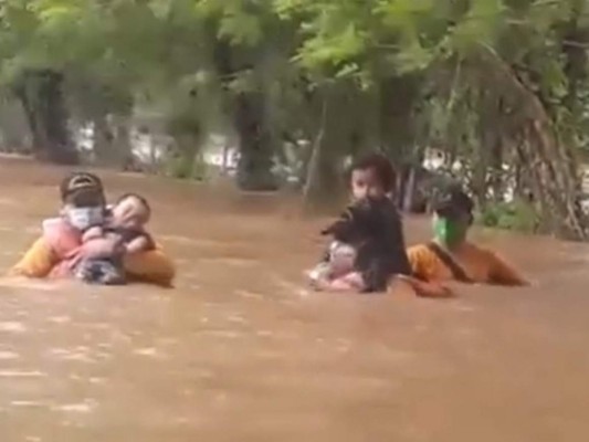 ¡Emotivos! Rescates de los Bomberos que sacaron lágrimas a Honduras en medio del desastre