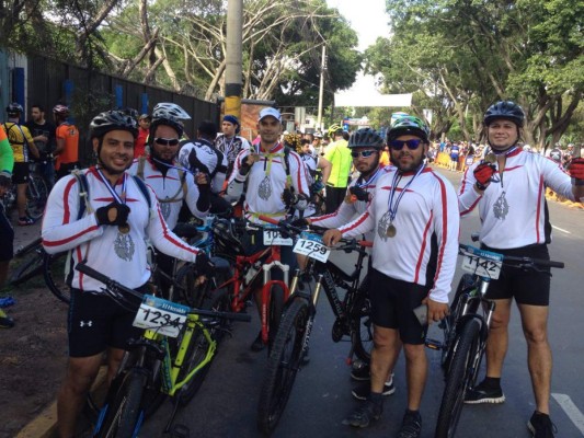 Desde los 'Correcaminos' hasta los 'Donde Mando', los equipos de la Cuarta Vuelta Ciclística