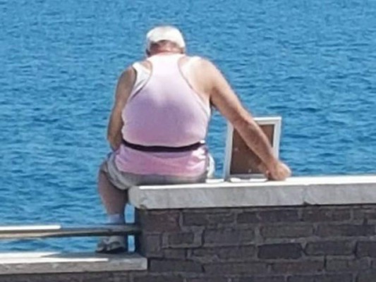 Historia: Anciano viaja al mar todos los días con la foto de su esposa fallecida