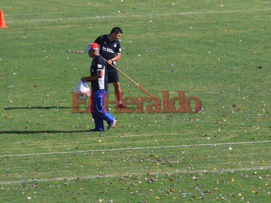 FOTOS: Lleno de basura amaneció el Estadio Nacional de Tegucigalpa tras la final Motagua vs Herediano por la Liga Concacaf