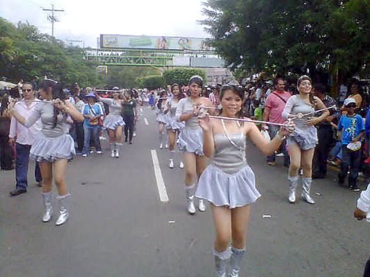 Derroche de civismo y belleza en desfiles patrios