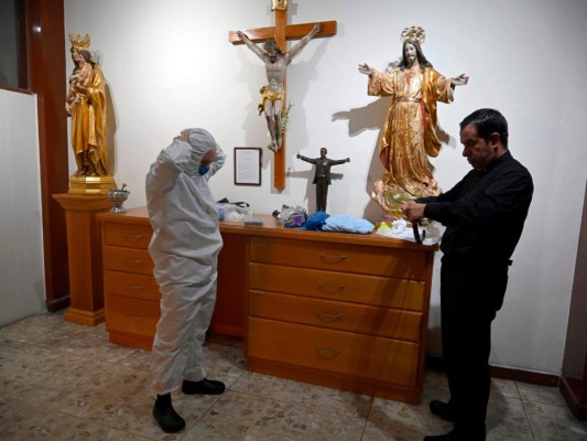 '¿Qué hubiera hecho Jesús?': curas se arriesgan para consolar a enfermos de Covid-19&nbsp;&nbsp;
