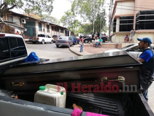 Familiares de víctimas de La Tolva llegan a retirar los cadáveres de la morgue