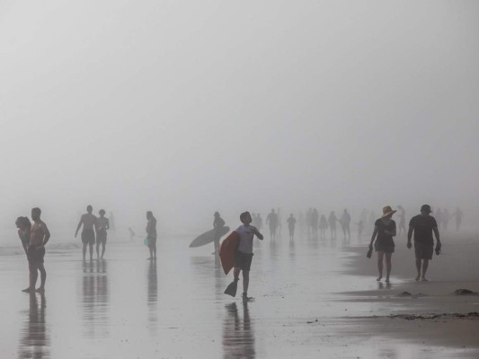 Retando al coronavirus, miles de personas abarrotaron playas de California (FOTOS)