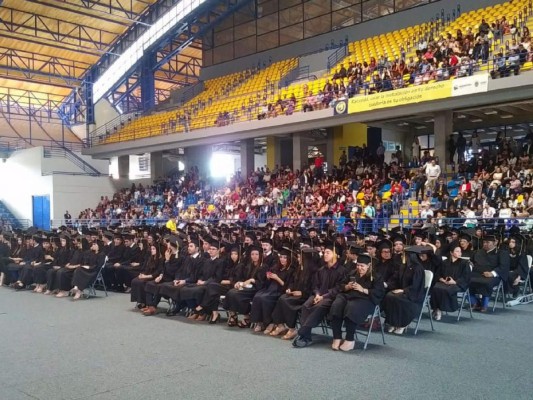 La UNAH gradúa a 280 nuevos profesionales en el área de la salud