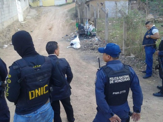 Hallan dos cadáveres encostalados en la capital de Honduras