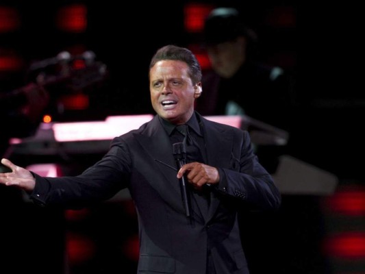 Público abucheó a Luis Miguel en los Latin Grammy