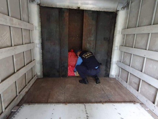 Así fue el decomiso de varios kilos de supuesta cocaína ocultos en caletas (FOTOS)
