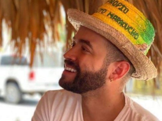 Nacho posa junto a su hija recién nacida