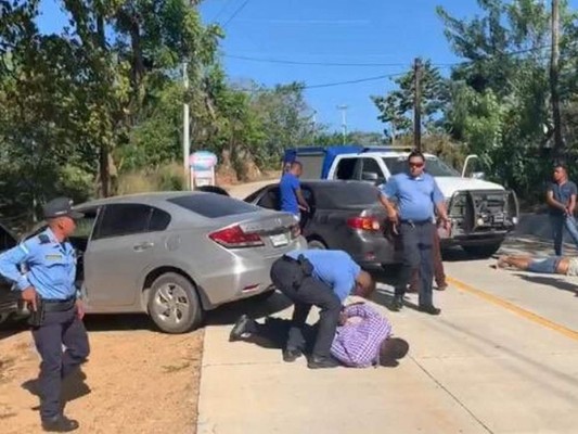 Caen dos hombres y una mujer con 30 kilos de presunta cocaína en Roatán