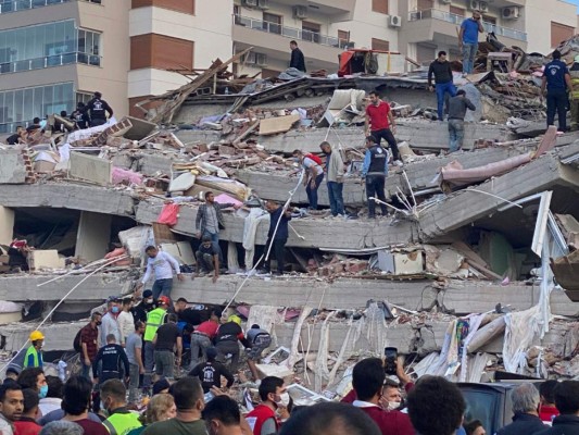 Terremoto en Turquía provoca tsunami que deja 14 muertos y cientos de heridos