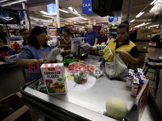 FOTOS: Carretas repletas y enormes filas, así lucen los supermercados de la capital