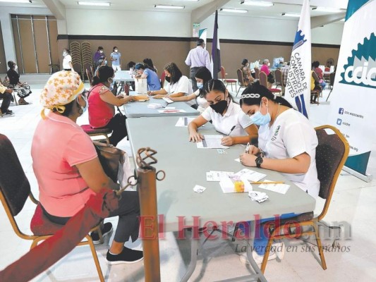 Ni con cita llegaron afiliados del IHSS a vacunarse contra el covid en Valle de Sula