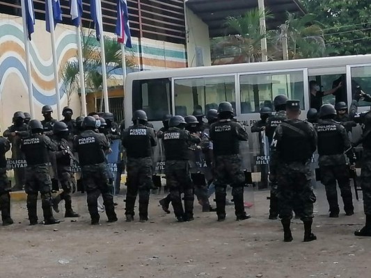 Trasladan a reclusos de El Progreso, albergados en gimnasio tras inundaciones, a distintos centros penales