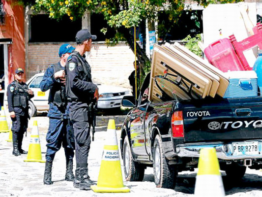 Rectora Julieta Castellanos reta a presentar pruebas contra policías