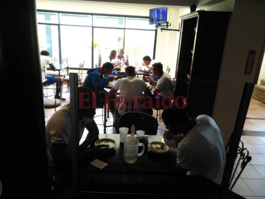 Con 'sopa de pollo' y pastas el León cobra fuerzas para lograr la remontada en la final