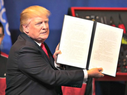 Trump firma orden para revisar visas de trabajo especializado en Estados Unidos