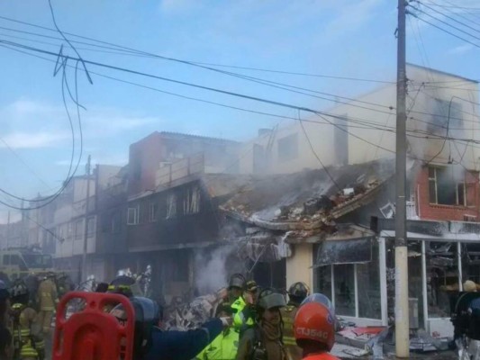 Ascienden a seis los muertos tras caer avioneta en un barrio de Bogotá