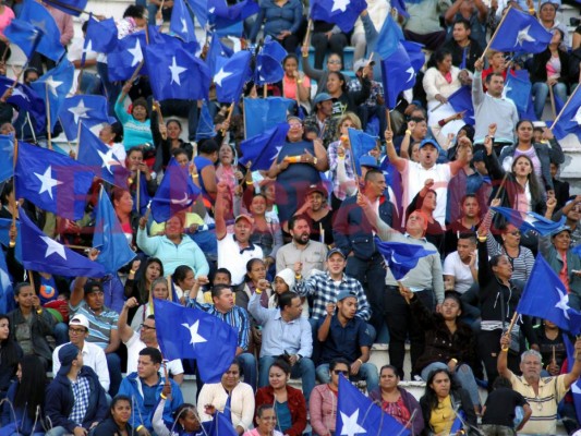 Fiesta azul en toma de posesión de Juan Orlando Hernández