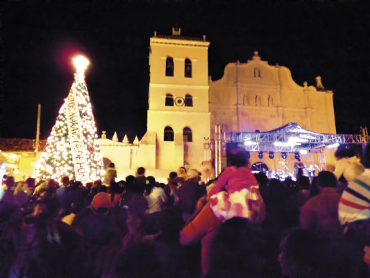 Plazas nacionales hacen honor a la Navidad