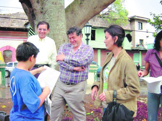Enrique Ponce Garay entre libros, cine y amigos