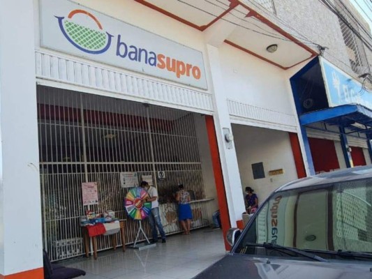 Empleados por contrato de Banasupro exigen pago de salarios atrasados