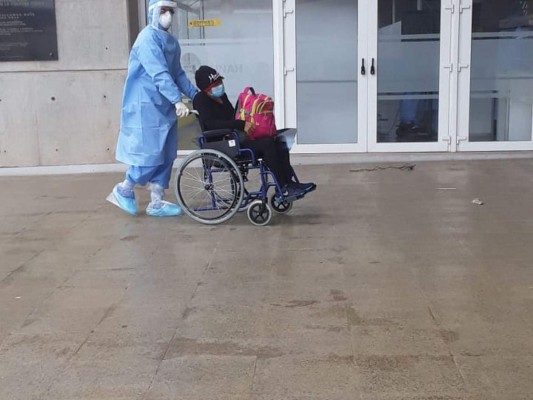 FOTOS: Así fue traslado de pacientes con Covid-19 al polideportivo de la UNAH