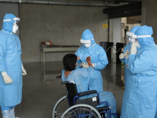 FOTOS: Así fue traslado de pacientes con Covid-19 al polideportivo de la UNAH