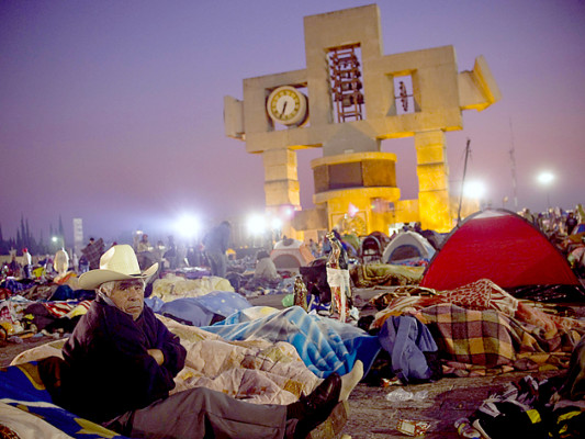 Mexicanos celebran a la Virgen de Guadalupe en su día
